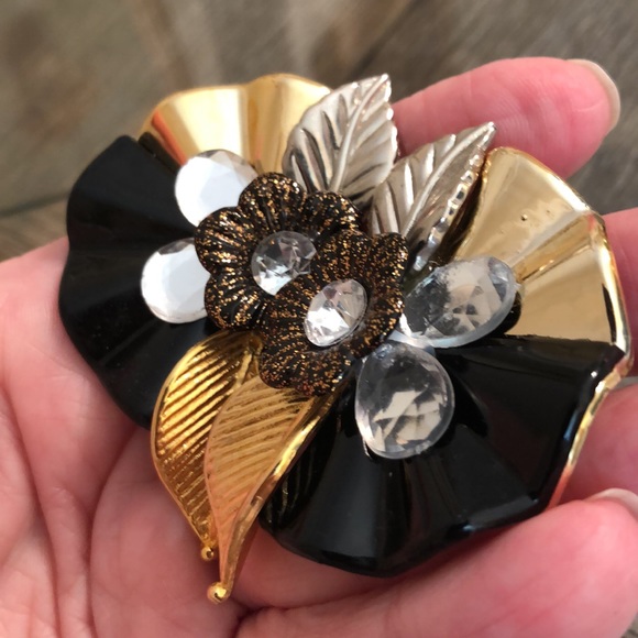 Vintage 80’s - 90’s Acrylic Gem & Flower Cluster Clip Earring Black & Gold - Picture 14 of 14